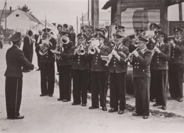 Platzkonzert vor dem Sportplatz im Jahr 1955 unter Kapellmeister Karl Kapesky | Foto: Musikverein Stegersbach