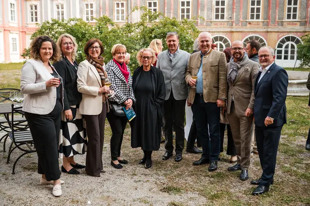 Gruppenfoto vor dem Schloss
