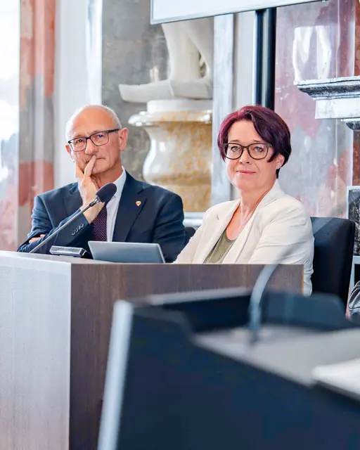 Sonja Ledl-Rossmann und Landeshauptmann Anton Mattle tauschen sich regelmäßig zu aktuellen politischen Themen und Entwicklungen in Tirol aus. Im Mittelpunkt stehen dabei die Zusammenarbeit zwischen Landtag und Landesregierung sowie zentrale Anliegen des Landes. | Foto: Tiroler Landtag/Christanell