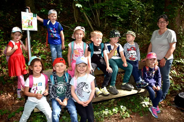 Der Kinderlieder-Wanderweg, eine 2,5 km Runde, wurde im Wanderdorf Bad Kreuzen eröffnet. An zehn Stationen kann man sich Kinderlieder anhören und mitsing. Die Zeichnungen dazu wurden von den Mädchen und Buben des Kindergartens gestaltet.  | Foto: Robert Zinterhof