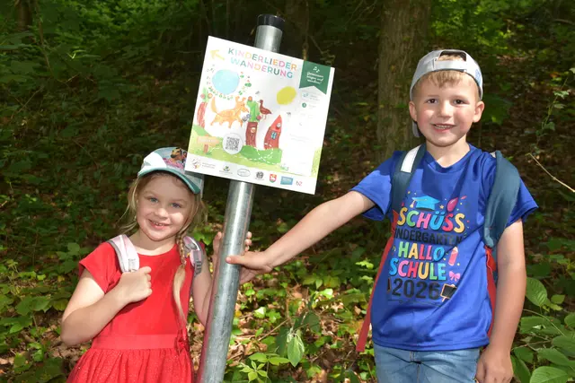 Der Kinderlieder-Wanderweg, eine 2,5 km Runde, wurde im Wanderdorf Bad Kreuzen eröffnet. An zehn Stationen kann man sich Kinderlieder anhören und mitsing. Die Zeichnungen dazu wurden von den Mädchen und Buben des Kindergartens gestaltet.  | Foto: Robert Zinterhof