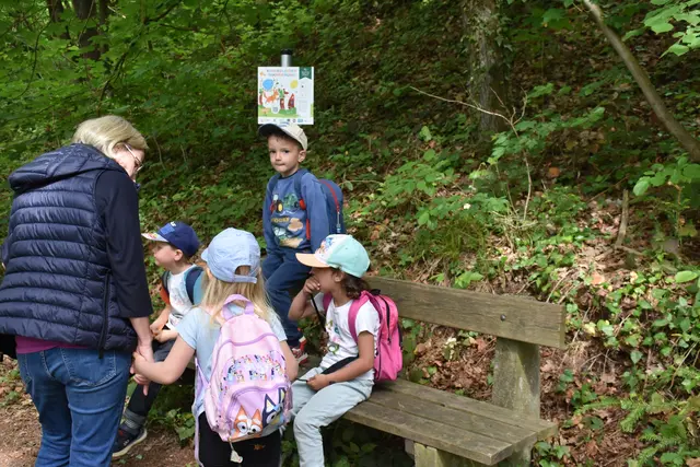 Der Kinderlieder-Wanderweg, eine 2,5 km Runde, wurde im Wanderdorf Bad Kreuzen eröffnet. An zehn Stationen kann man sich Kinderlieder anhören und mitsing. Die Zeichnungen dazu wurden von den Mädchen und Buben des Kindergartens gestaltet.  | Foto: Robert Zinterhof
