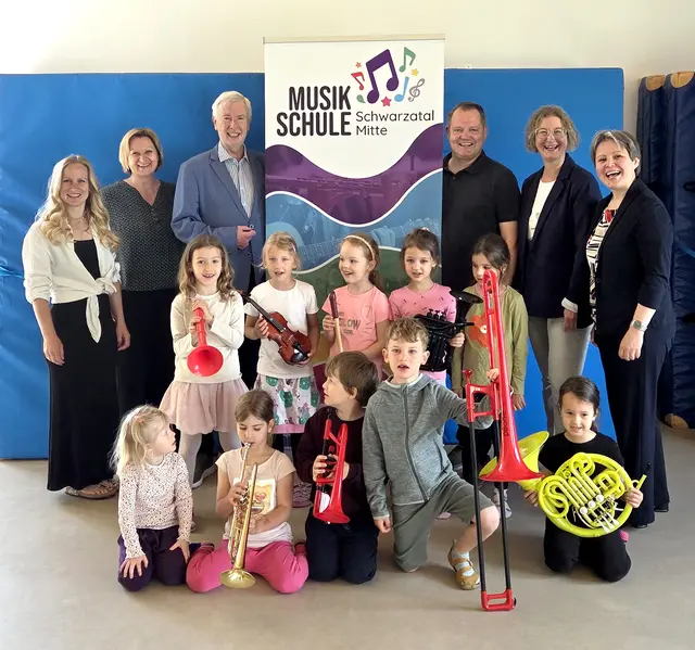 Geschäftsführende Gemeinderätin Janine Ringhofer (Natschbach-Loipersbach), Kindergartenleiterin Theres Gersthofer, Bürgermeister Günther Stellwag (Natschbach-Loipersbach), Verbandsobmann LA Bürgermeister Christian Samwald (Ternitz), Geschäftsführende Gemeinderätin Sabine Tolstiuk (Natschbach-Loipersbach) und Musikschulleiterin Isabella Gasteiner. | Foto: Stadtgemeinde Ternitz