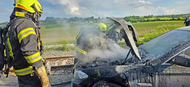 Der Einsatz ereignete sich direkt vor den Bahngleisen. | Foto: Hermann Kollinger