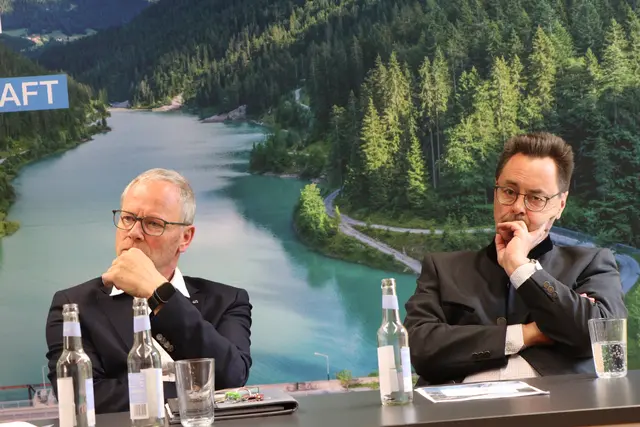 Thomas Huber, Direktor der Stadtwerke Imst und Artur Egger Geschäftsführer der Hall AG. | Foto: Thomas Seelos