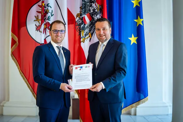Benedikt Lentsch (re.) und Sebastian Kolland, die Vorsitzenden des Ausschusses für Föderalismus, Europäische Integration und Europaregion Tirol, mit der einstimmig beschlossenen Stellungnahme des Landtags zur europäischen Wasserresilienzstrategie. | Foto: Tiroler Landtag/Christanell