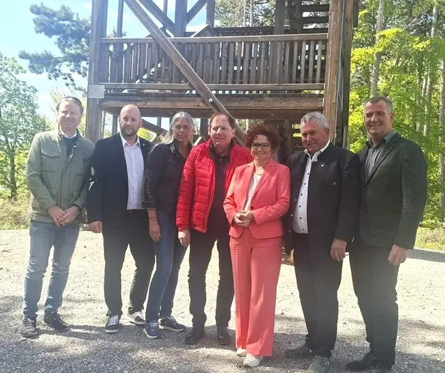 Gemeinsam mit Lanzenkirchen errichtete Wiesen im Rosaliengebirge eine Aussichtsplattform an der Grenze zwischen Niederösterreich und dem Burgenland. | Foto: Marktgemeinde Wiesen