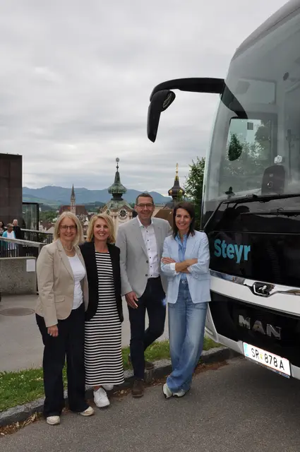 Tourismus-Managerin Eva Pötzl, Regionalentwicklerin Daniela Zeiner, Bürgermeister Markus Vogl und Projektleiterin Carmen Braun präsentieren die neue Marke Steyr (v. li.). | Foto: Magistrat Steyr Presse