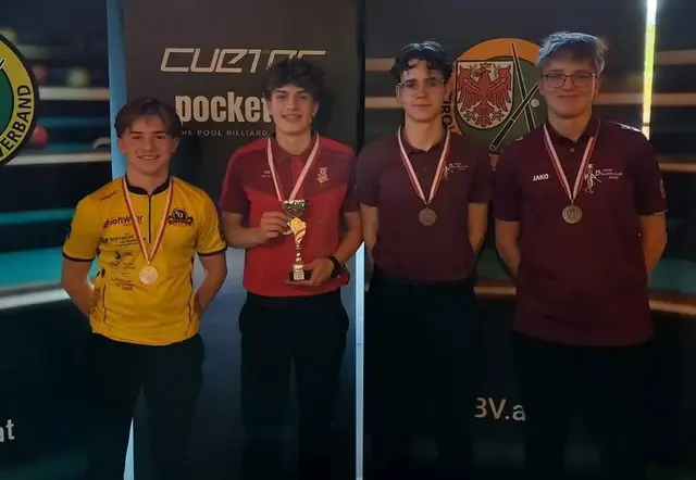 Das Stockerl der U19 Klasse v.l.n.r. Raphael Marth (BC Vils), der strahlende Sieger Yannik Putzer (BC Saustall Fieberbrunn), Raphael Biasio und Marco Schrader (SBC Inzing) | Foto: Tiroler Billardverband