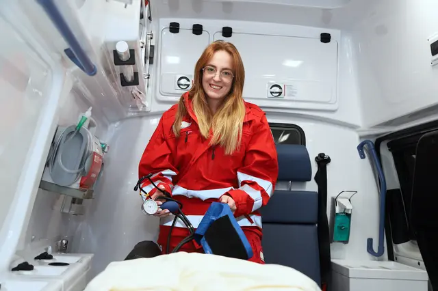 Julija Ostojic ist mit Leidenschaft als Rettungssanitäterin im Einsatz und lädt Interessierte ein, bei einem Schnupperdienst die Aufgabe und das Umfeld näher kennenzulernen. | Foto: OÖRK/Stephan Schönberger