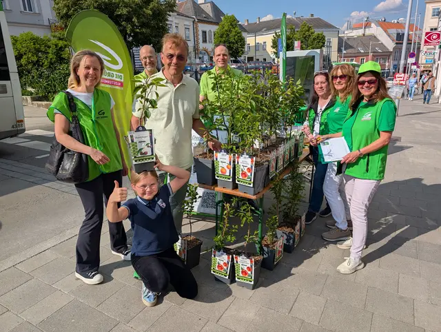 Informierten am Stadtplatz und verlosten Bäumchen unter den Besucherinnen und Besuchern: Gemeinderätin Sabine Zuklin-Pollany, Victoria, Peter Zimmeter, Stadtrat Johannes Edtmayer, Gemeinderat Bernd Stilling, Gemeinderätin Jacqueline Eschlböck, Isabella Parigger und Gemeinderätin Irene Edtmayer. | Foto: Die Grünen Klosterneuburg