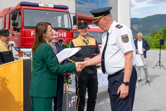 Auszeichnung des Schulleiters der staatlichen Feuerwehrschule in Zagreb Berislav Hengl mit dem Verdienstzeichen des Landes-Feuerwehrverbandes Tirol Stufe IV in Bronze für die kameradschaftliche Partnerschaft.
 | Foto: Landesfeuerverband Tirol/Lintner