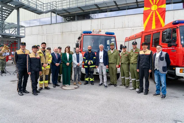 Übergabe des Feuerwehrfahrzeuges aus Natters an die nordmazedonischen Feuerwehrkameraden. | Foto: Landesfeuerverband Tirol/Lintner