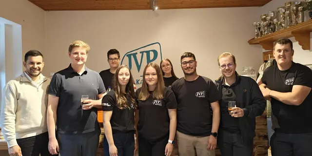 Landesgeschäftsführer Wolf Steinhäusl, Landesobmann Daniel Heintz und Bezirksobmann Thomas Otrok gemeinsam mit dem Team der JVP Kittsee rund um Manuel Frey. 
 | Foto: Junge ÖVP Burgenland