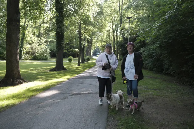Waltraud Fuchs und Iris Steinschauer mit ihren Hunden "Puppi" und "Shadow" im Park. | Foto: Santrucek
