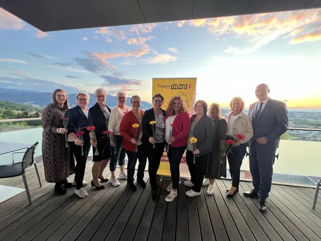 Der Bezirksvorstand mit Marion Mühlbauer, Heidi Kronegger, Katharina Seebacher, Monika Pöttinger, Anita Karlhuber, Dagmar Fetz-Lugmayr, Landes- und Bezirksobfrau Cornelia Pöttinger, Claudia Bachmair, Nicole Obermayr und Doris Staudinger mit Landesrat Christian Dörfel (v.li.). | Foto: Elisabeth Bauer/Frauen in der OÖVP
