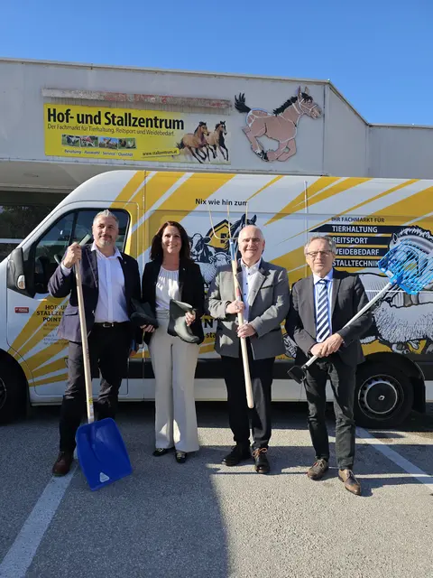 Beim FPÖ-Bezirkstag in Grieskirchen suchte die Delegation rund um Klubobmann Thomas Dim (2.v.r.) den direkten Dialog mit den heimischen Unternehmen. | Foto: FPÖ GR/EF