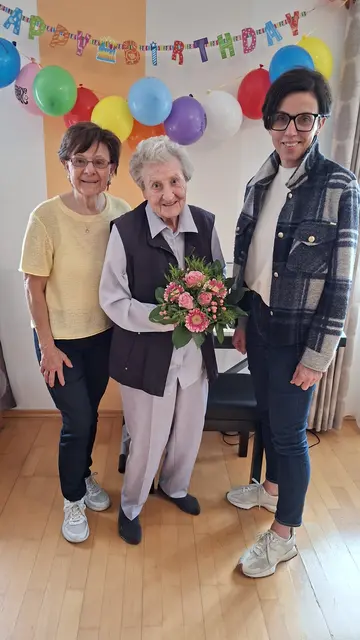 Maria und Anna Froschauer erhielten Besuch von Bürgermeisterin Doris Staudinger (v.l.). | Foto: Stadtgemeinde Schwanenstadt