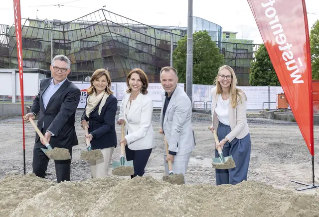 v. l.: Wüstenrot CFO Mag. Gregor Hofstätter-Pobst, Wüstenrot Generaldirektorin Dr. Susanne Riess-Hahn, Landeshauptfrau Mag. Karoline Edtstadler, Bürgermeister Bernhard Auinger, Vorstand der Wüstenrot Versicherungs-AG Dr. Brigitte Feldhofer | Foto: Wüstenrot