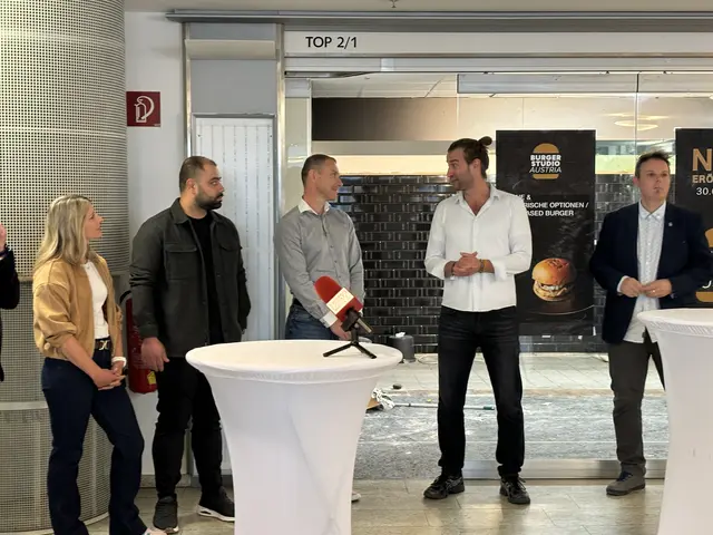 Christoph Krammer (2. von rechts) im Gespräch mit Christoph Hellwagner. | Foto: MeinBezirk/Angelika Kern