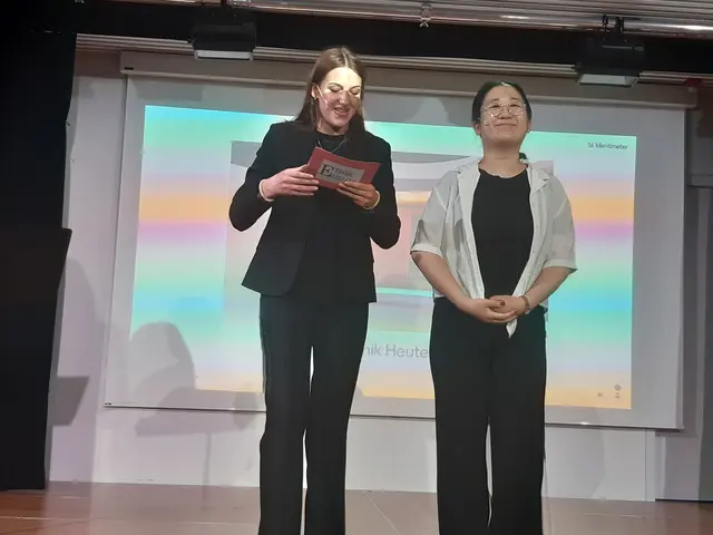 Lawrence Kohlberg (Julia Meyer) und Philippa Foot (Cäcilia Chang) führen durch die Talkshow „Ethik heute“. | Foto: BG/BRG Perchtoldsdorf