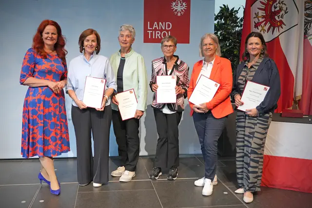 LRin Hagele gemeinsam mit den Geehrten aus dem Bezirk Imst.
 | Foto: Land Tirol/Trenker