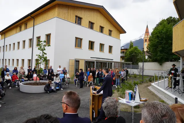 Mit der feierlichen Schlüsselübergabe wurden das neue Sprengelhaus und die Wohnanlage für betreubares Wohnen offiziell eröffnet.