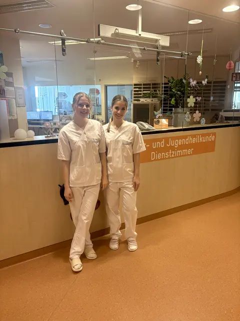 Eva und Marie nahmen bereits zum zweiten Mal an einem Hospitationstag am Klinikum Rohrbach teil und schätzten besonders den praxisnahen Einblick. | Foto: OÖG