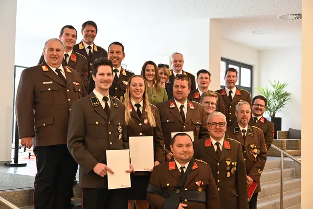Im Rahmen des Bezirks-Feuerwehrtages erhielten zahlreiche Funktionäre Ehrungen und Beförderungen. | Foto: BFV Reutte