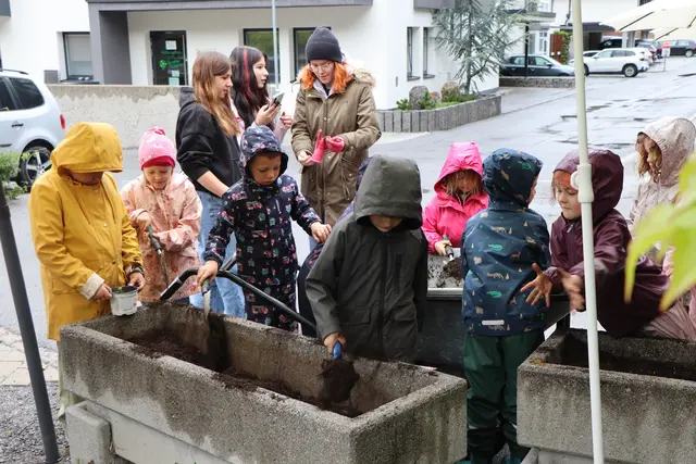 Vor dem Altersheim wurde geschaufelt und gepflanzt. | Foto: Thomas Seelos