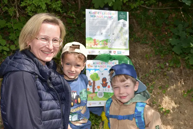 Der Kinderlieder-Wanderweg, eine 2,5 km Runde, wurde im Wanderdorf Bad Kreuzen eröffnet. An zehn Stationen kann man sich Kinderlieder anhören und mitsing. Die Zeichnungen dazu wurden von den Mädchen und Buben des Kindergartens gestaltet.  | Foto: Robert Zinterhof
