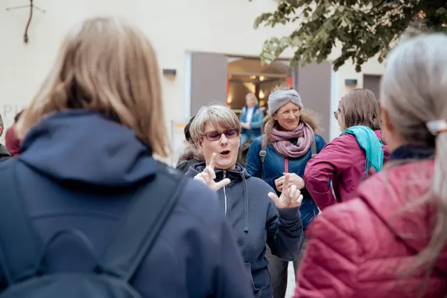 Mehr als 25 interessierte Teilnehmerinnen und Teilnehmer nahmen an der Führung unter dem Titel „Salzburg anders hören“ teil. Die Führung war der Auftakt zu einer Reihe von "Inklusiven Stadtführungen". | Foto: Stadt Salzburg/Rocio Escabosa