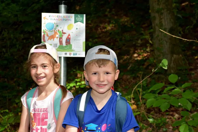 Der Kinderlieder-Wanderweg, eine 2,5 km Runde, wurde im Wanderdorf Bad Kreuzen eröffnet. An zehn Stationen kann man sich Kinderlieder anhören und mitsing. Die Zeichnungen dazu wurden von den Mädchen und Buben des Kindergartens gestaltet.  | Foto: Robert Zinterhof