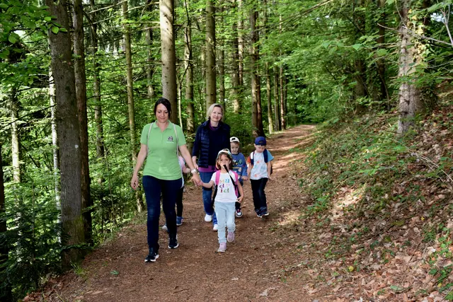 Der Kinderlieder-Wanderweg, eine 2,5 km Runde, wurde im Wanderdorf Bad Kreuzen eröffnet. An zehn Stationen kann man sich Kinderlieder anhören und mitsing. Die Zeichnungen dazu wurden von den Mädchen und Buben des Kindergartens gestaltet.  | Foto: Robert Zinterhof