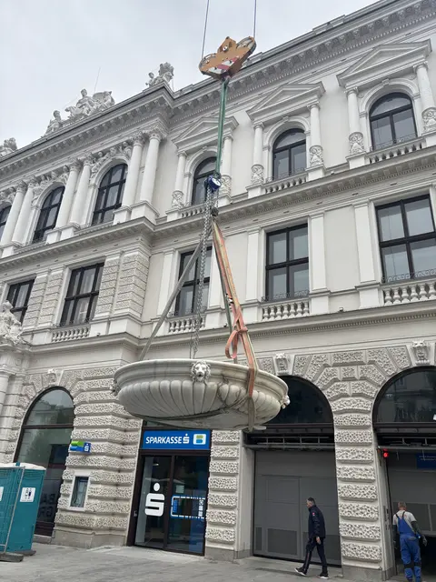 Der Sparkassenbrunnen wurde heute Vormittag per Kran an seinen neuen Standort an der Promenade 15 gehoben. | Foto: MeinBezirk