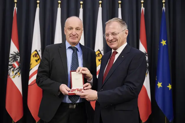 Der Ehemalige EMV-Kapellmeister Wolfang Homar empfängt das Goldene Ehrenabzeichen Oberösterreichs von Thomas Stelzer. | Foto: Land OÖ