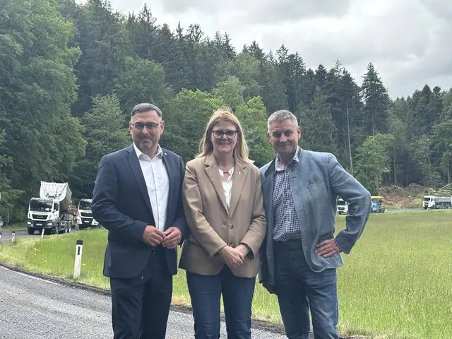 Die Landtagsabgeordneten Klaus Mühlbacher (ÖVP), Gabriele Knauseder (SPÖ) und David Schießl (FPÖ) loben die gelungene überparteiliche Zusammenarbeit. | Foto: MeinBezirk/Anja Kern