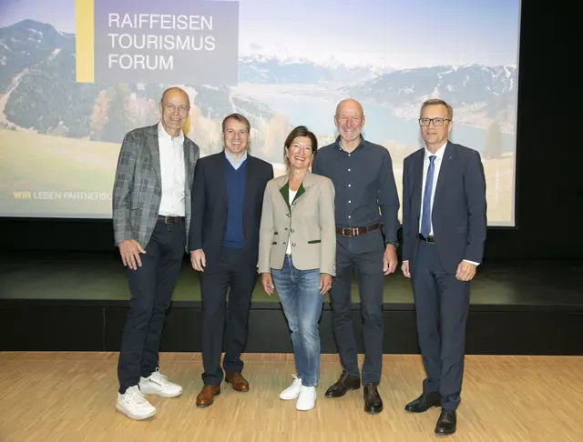 Die Referent:innen beim 1. Raiffeisen Salzburg Tourismus Forum im Gut
Brandlhof Saalfelden (v.l.n.r.): Referent Dieter Borer (Europapark Rust),
Tourismusberater Richard Bauer, die beiden Gut Brandlhof-Eigentümer Birgit
Maier und Alexander Strobl und RVS-Generaldirektor Heinz Konrad. | Foto: RVS