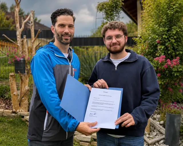 GR Daniel Gökler (Ortsparteiobmann) überreicht den ersten LAP-Bonus. | Foto: FPÖ Pfarrkirchen