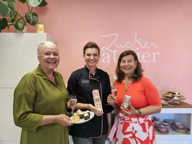 Gratulationen kamen auch von Vizebürgermeisterin Andrea Ohersthaller (r.) und Gemeinderätin Sylvia Weber (l.) | Foto: Zuckeratelier