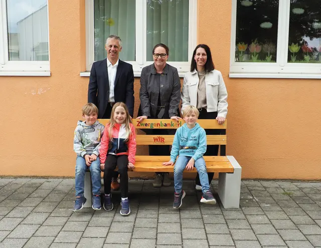 Zum 50-jährigen Bestehen des Gemeindekindergartens Gunskirchen bekommt die Einrichtung ein "Zwergenbankerl" geschenkt. | Foto: Freimüller