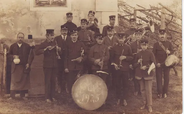 Eine Schwarzweißaufnahme zeigt eine Gruppe von Musikern.
