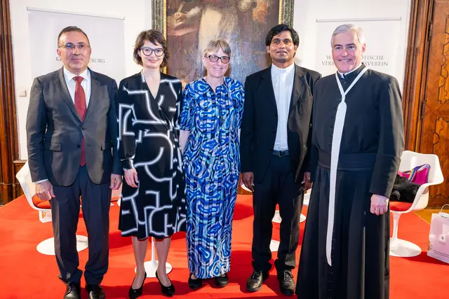 Waren bei der zweiten Veranstaltung der Klosterneuburger Diskurse 2026 am Podium: Aho Shemunkasho, Monika Slouk, Brigitta Raith, Antony Arockiam und Elias Carr. | Foto: Stift Klosterneuburg/Walter Hanzmann