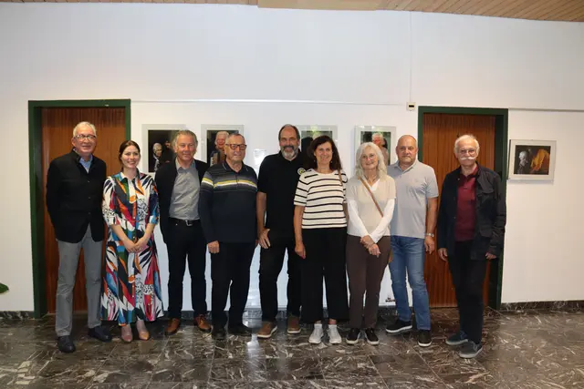 Bgm. Herbert Mayer, Heimleiterin Viktoria Hauser, die Fotografen: Hubert Grießer, Andreas Waldner, Gernot Heppke, Ilse Heppke, Renate Dalnodar, Werner Rauchegger und Wilfried Siegele.  | Foto: Elisabeth Zangerl