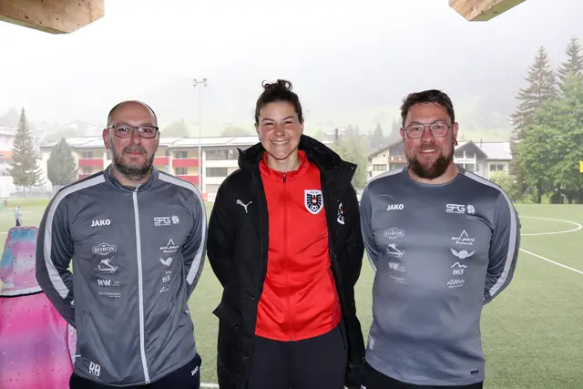 Die Trainer der U14-Mädchenmannschaft der SPG Arlberg-Stanzertal Rene Bergner (links) und Florian Zangerl (rechts) mit Sarah Huter vom ÖFB.  | Foto: Elisabeth Zangerl 