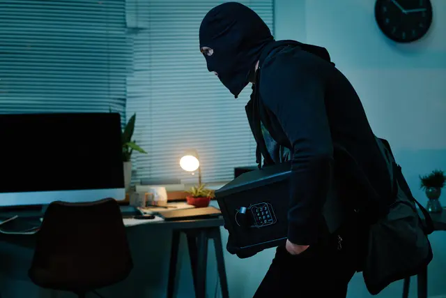 Die Einbrecher sollen einen verschraubten Tresor samt Bargeld und Wertgegenständen gestohlen haben. (Symbolfoto) | Foto: stock.adobe.com/at/AnnaStills 
