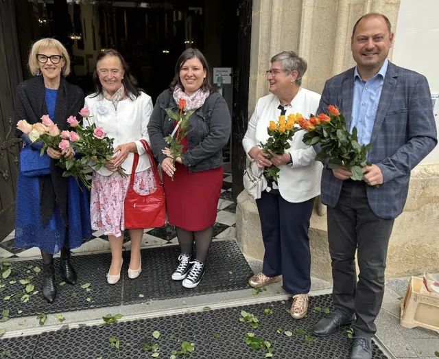 Am Muttertag wurden in der Stadtpfarre Leibnitz nach dem Gottesdienst von den Pfarrgemeinderäten Rosen an die Frauen verteilt. Ein schönes Zeichen der Wertschätzung und des Dankes für all die Liebe und Fürsorge, die Mütter jeden Tag schenken. | Foto: Veronika Kicker