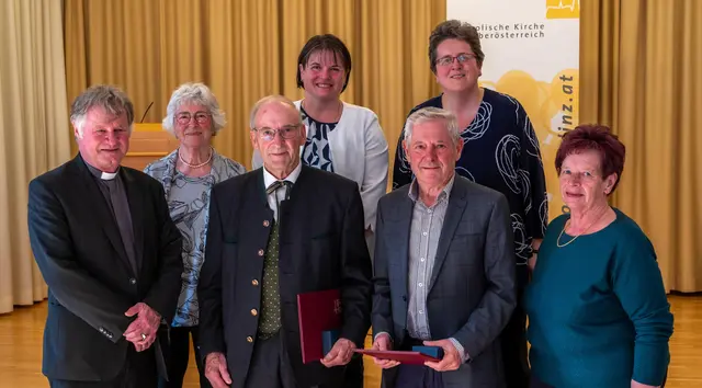 Von links: Bischof Manfred Scheuer, Maria Kiesenhofer, Johann Kiesenhofer, Elfriede Etzlstorfer, Wilhelm Etzlstorfer, Birgit Brunner und Ilse Etzlstorfer. | Foto: Diözese Linz/Kienberger