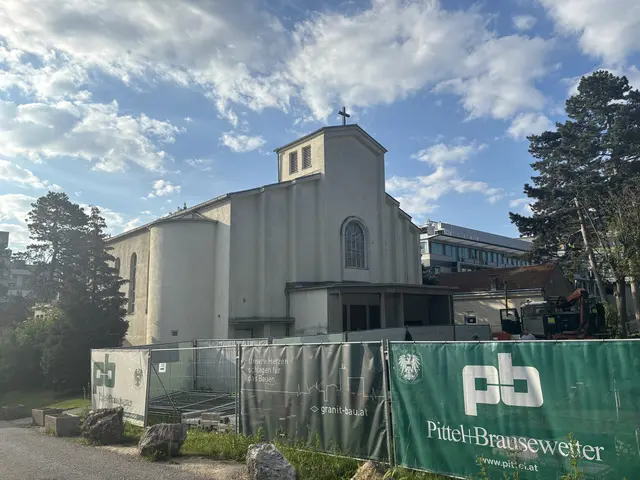 Die Spitalskirche am Areal der Klinik Ottakring muss dem modernen Zentralbau weichen.  | Foto: Lukas Ipirotis/MeinBezirk