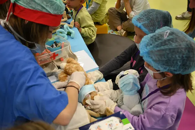 Kuscheltier auf dem OP-Tisch: Hier wurde genäht und der Patient wurde liebevoll gehalten und umsorgt.  | Foto: Königer
